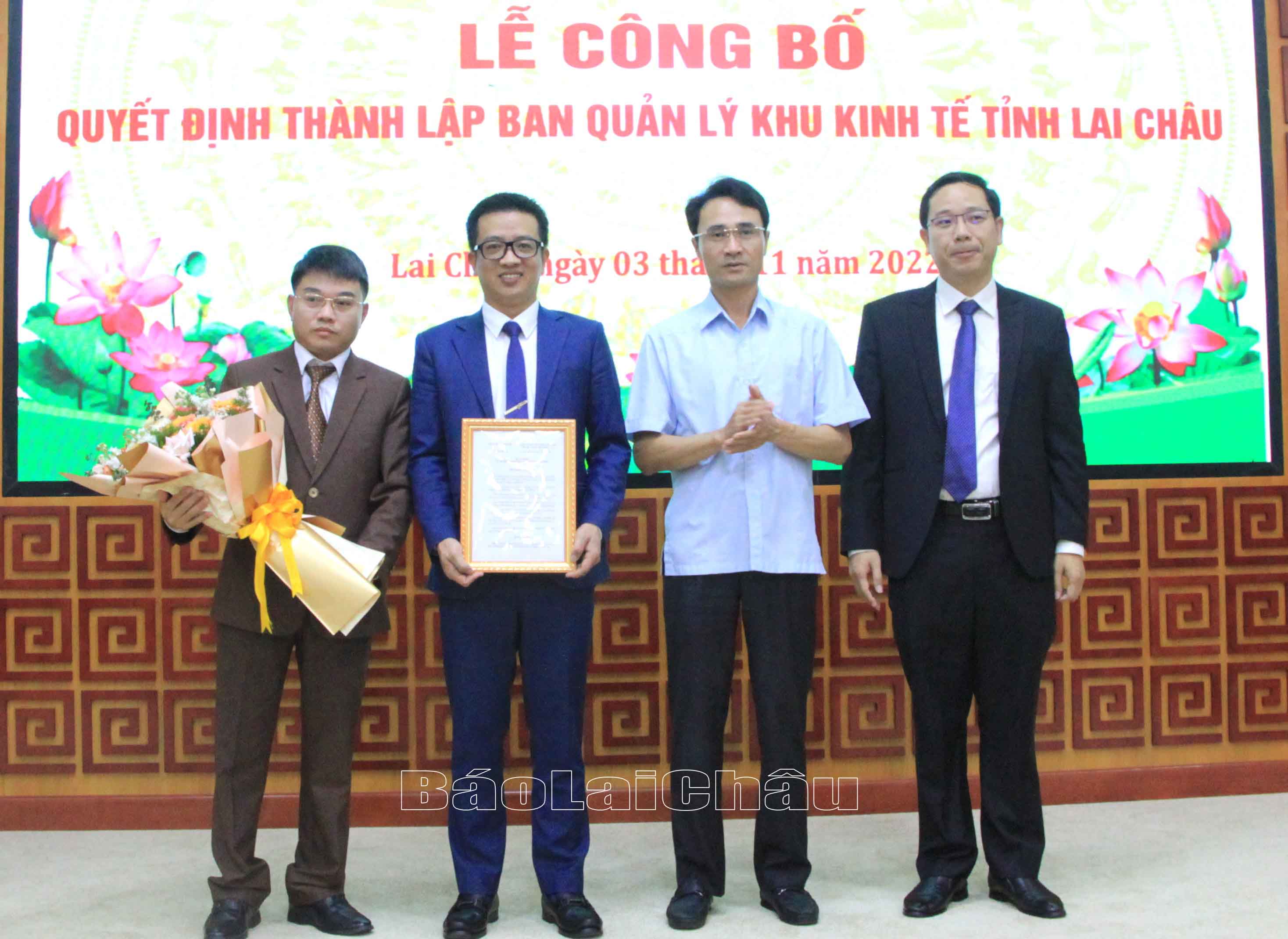 Đồng chí Hà Trọng Hải – Phó Chủ tịch UBND tỉnh trao QĐ và tặng hoa chúc mừng tập thể lãnh đạo Ban Quản lý Khu kinh tế tỉnh Lai Châu
